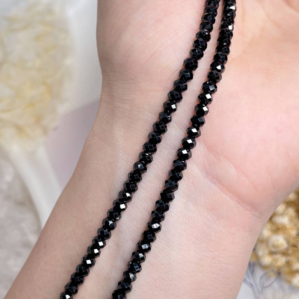 Бусы с подвеской "Клевер" из черной Шпинели огранка