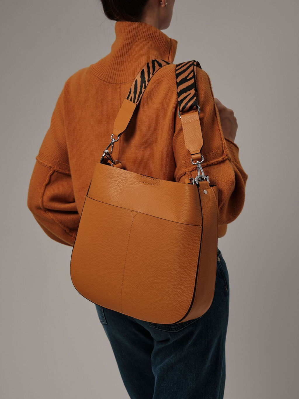 Сумка кожаная на плечо Azaro 30868 оранжевый карандаш