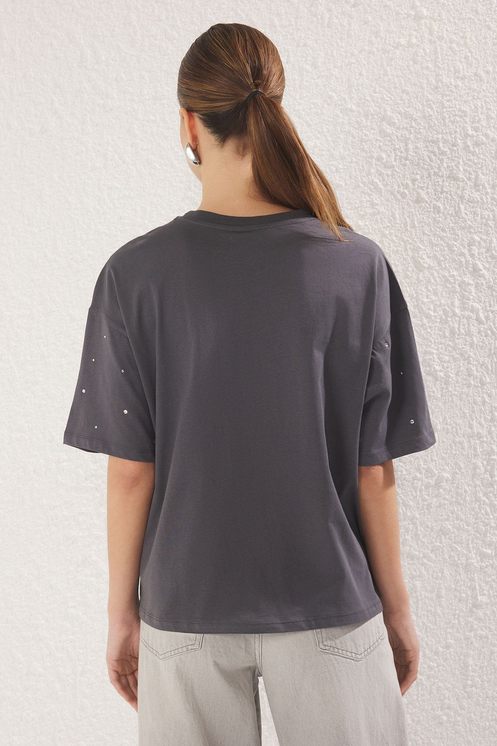 Antrasit %100 Pamuk Tas Detayl? Relaxed/Genis Rahat Kesim Bisiklet Yaka Orme T-Shirt TWOSS23TS00153