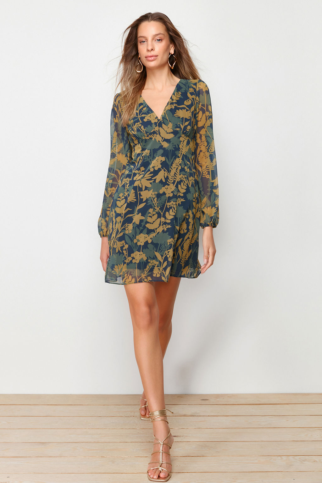 TRENDYOLMILLA Cok Renkli Cicekli Cicek Desenli A Kesim V Yaka Astarl? Sifon Dokuma Elbise TWOAW24EL00320