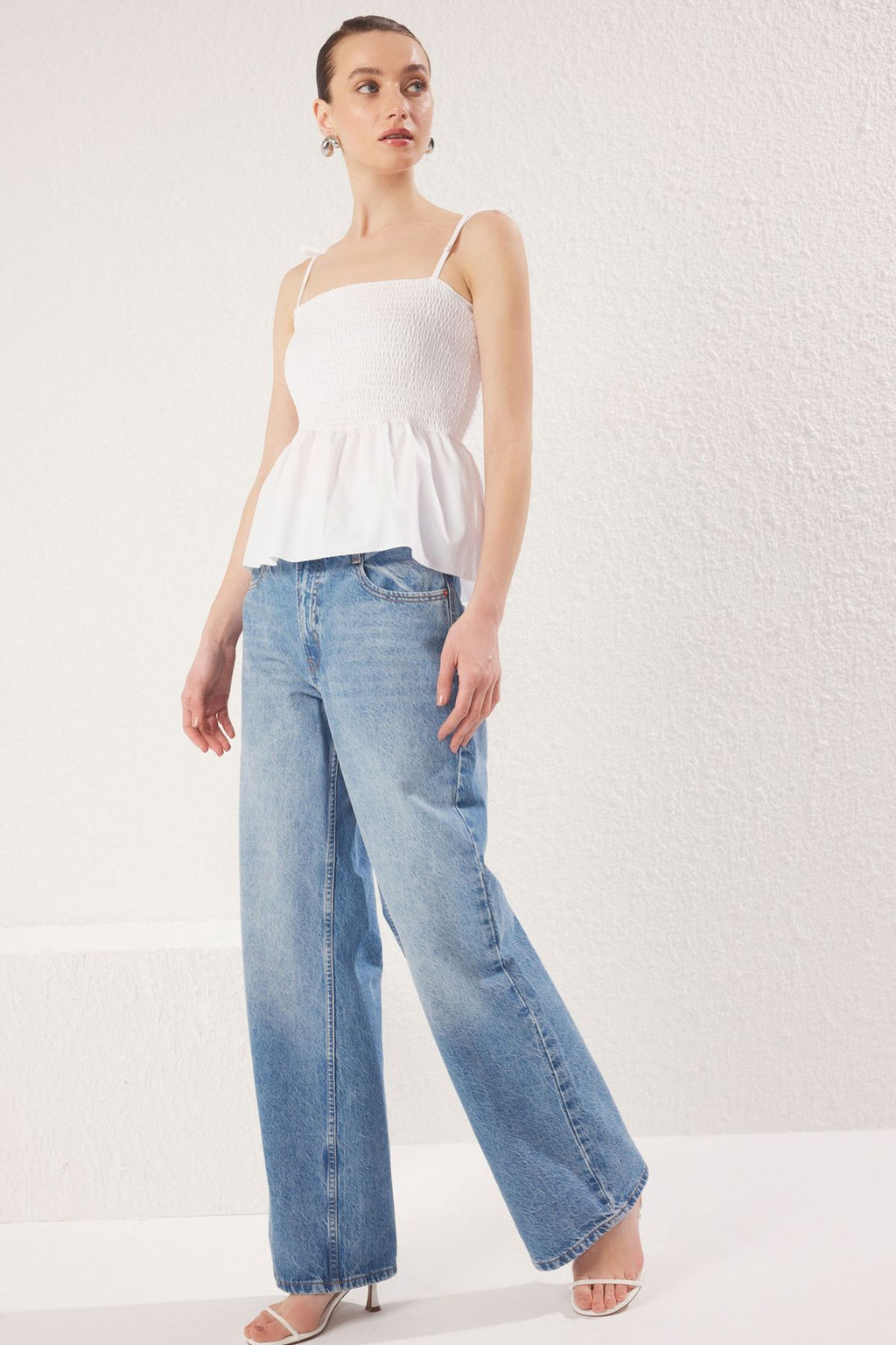 Trendyolmilla Siyah Pamuklu Poplin Detayl? Fitted Ask?l? Gipeli Esnek Orme Bluz TWOSS24BZ00393  фото 2