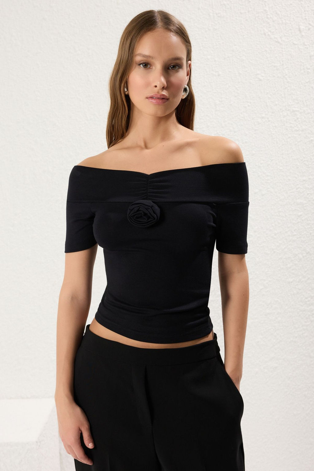 Siyah Gul Detayl? Fitted/Vucuda Oturan Esnek Orme Bluz TWOSS25BZ00219