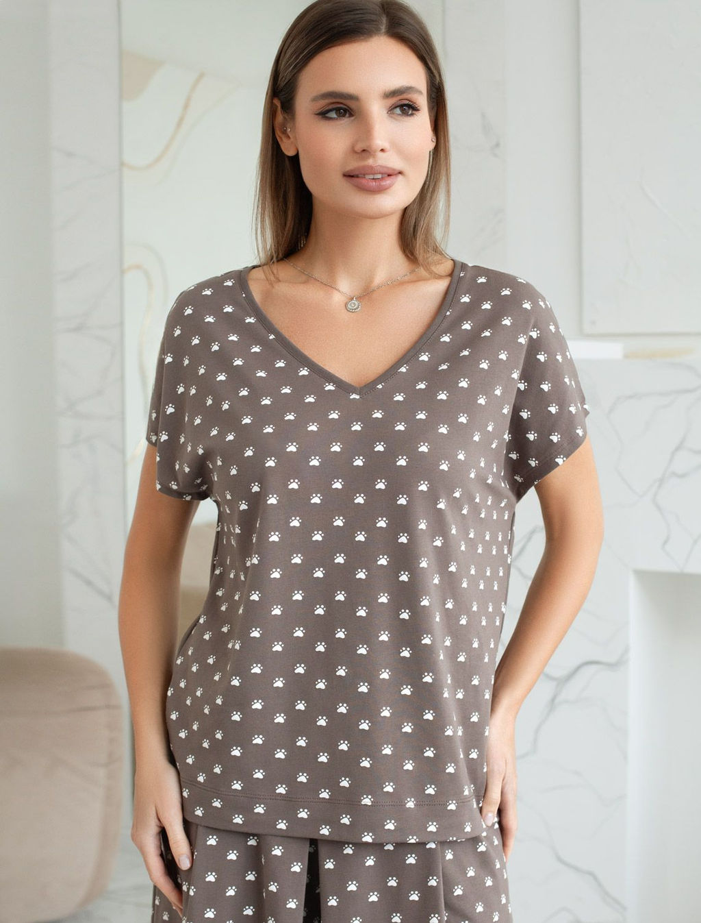 Свободная футболка с V-вырезом и цельнокроеным рукавом из 100% хлопка с принтом