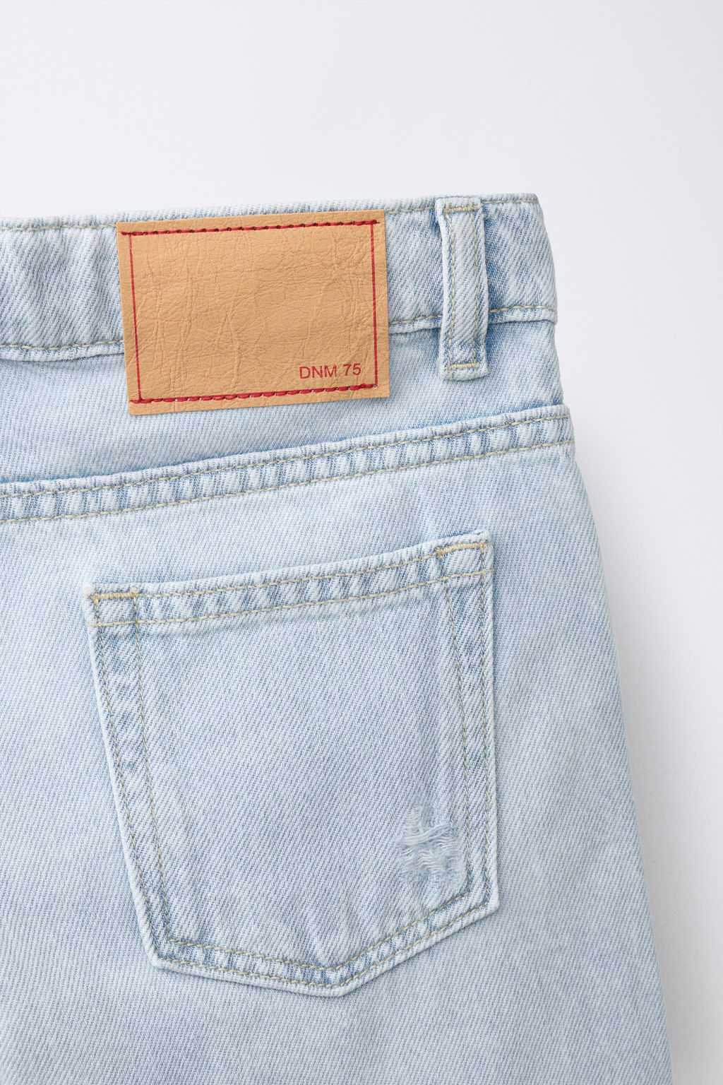 BERMUDA DENIM STRAIGHT ROTOS / Azul claro