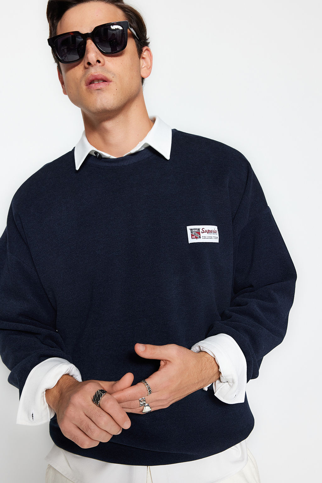 TRENDYOL MAN Lacivert Oversize/Genis Kesim Yumusak Dokulu Kolej Temal? Sweatshirt TMNAW24SW00245