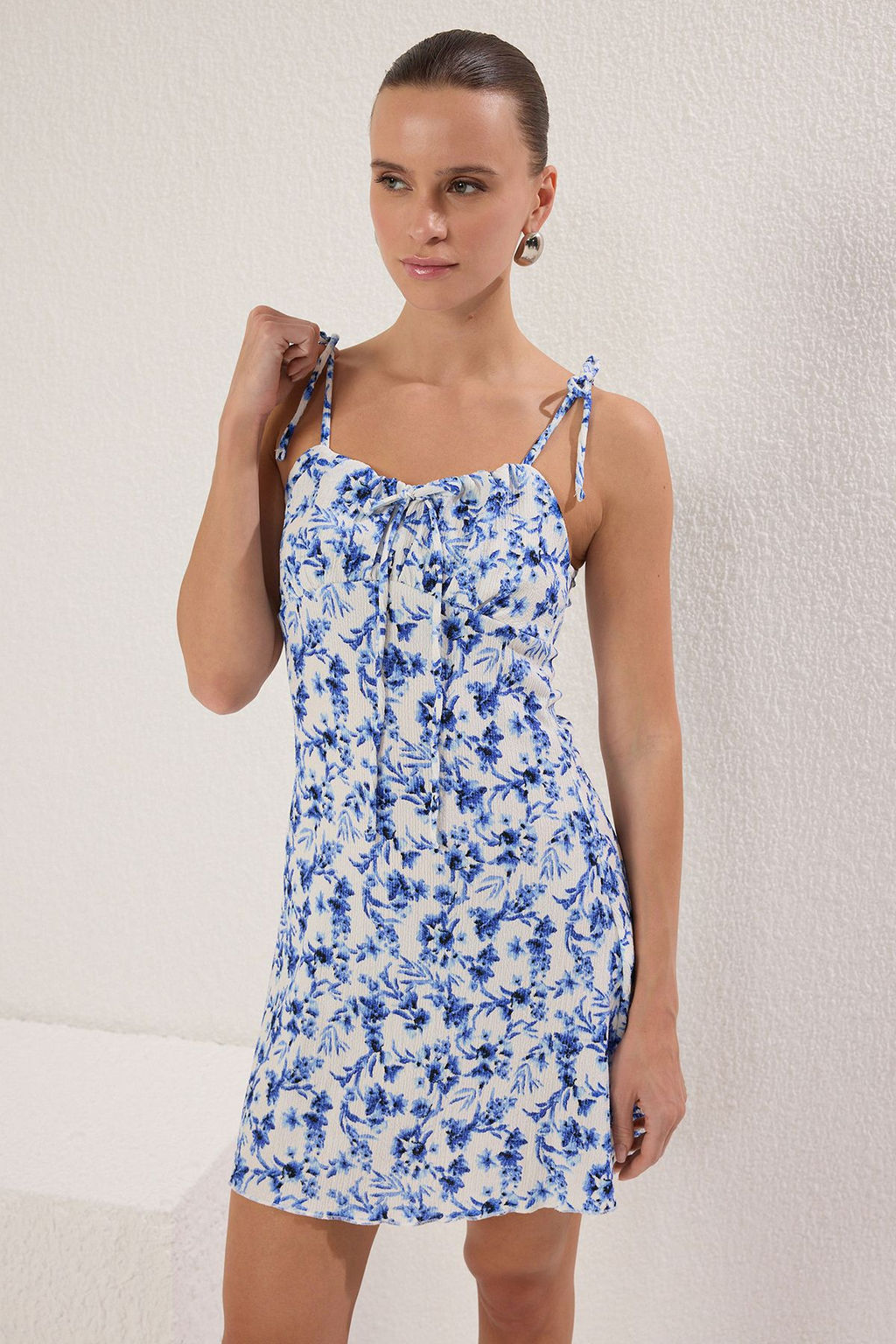 Mavi Cicek Bask?l? Burumcuk Ask?l? Skater/Belden Ac?lan Mini Orme Elbise TWOSS25EL00237 - Trendyolmilla фото 2