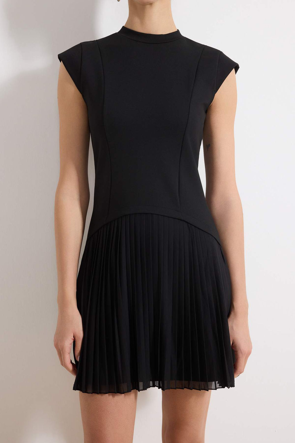 Siyah Duz Skater Bisiklet Yaka Dusuk Kol Kolsuz Mini Interlok Astarl? Orme Elbise TWOSS26EL00147