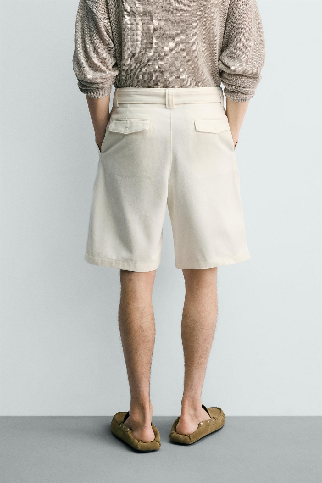 BERMUDA RELAXED FIT PLIEGUES CINTUR?N / Blanco roto