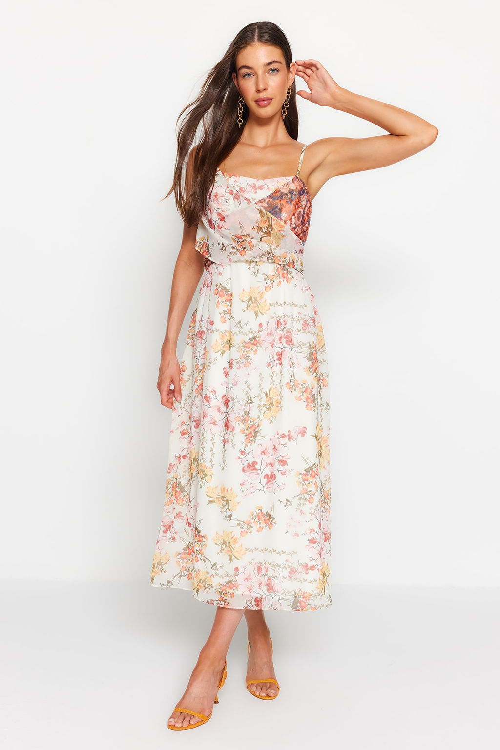 Trendyolmilla Beyaz Cicek Desenli Belden Ac?lan Ask?l? Maxi Astarl? Sifon Dokuma Elbise TWOSS23EL02421