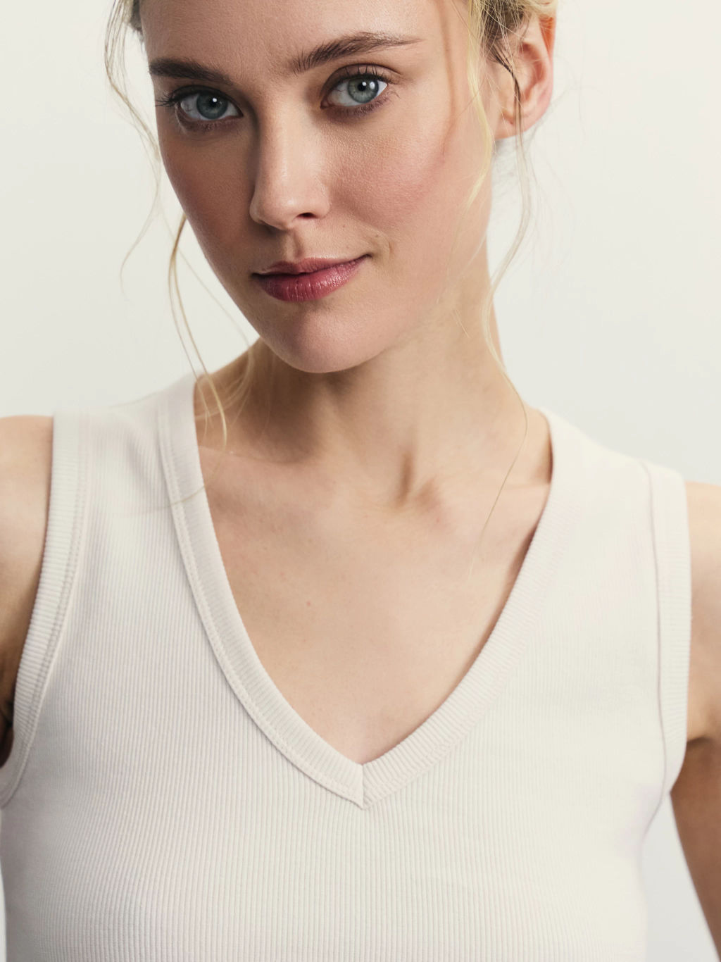 Укороченный топ в рубчик с V-образным вырезом / Zarina  фото 6