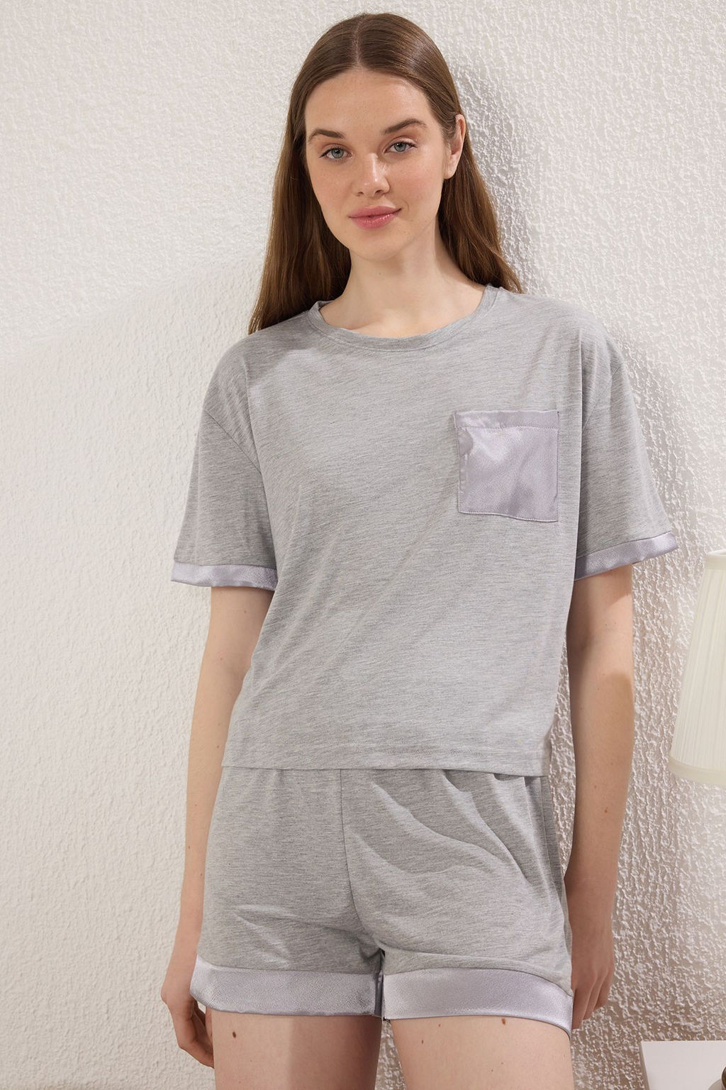 Trendyolmilla Gri Melanj Cepli Saten Mansetli Viskon Sortlu Orme Pijama Tak?m? THMSS25PT00330  фото 2