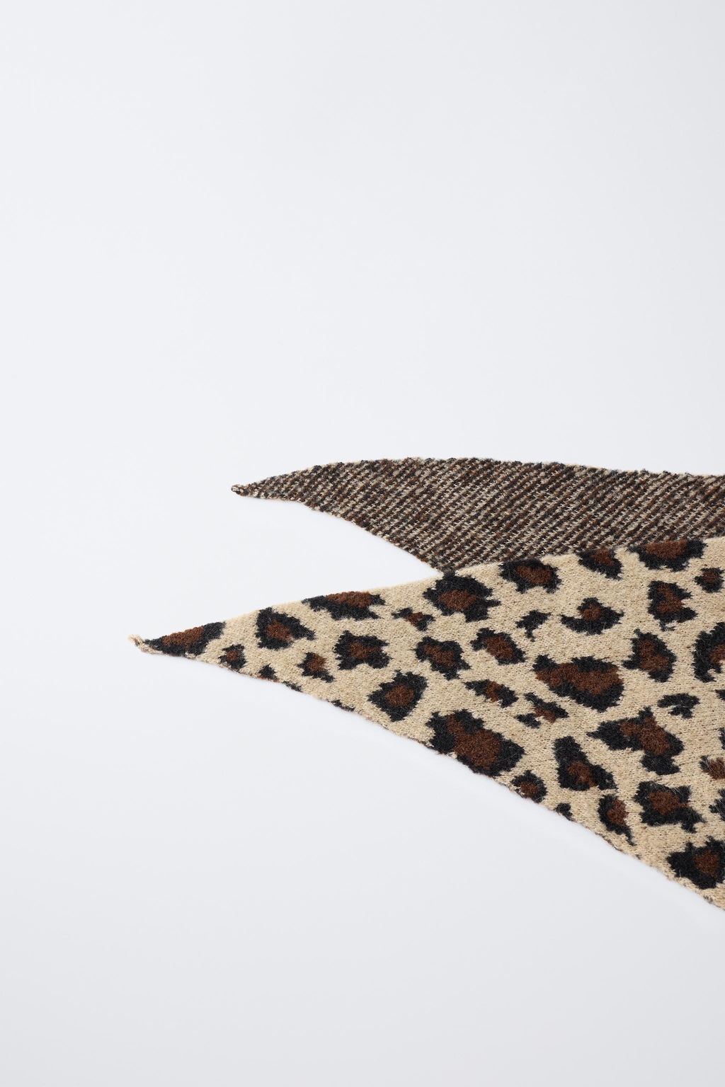 TRIANGULAR KNIT ANIMAL PRINT SCARF