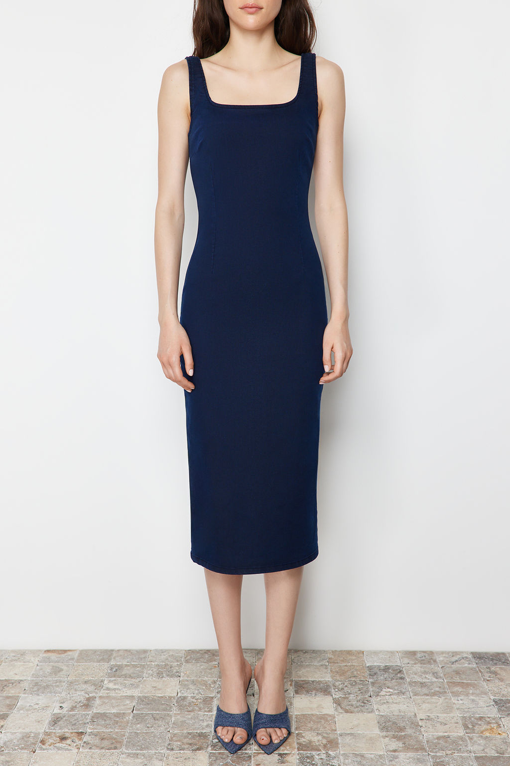 TRENDYOLMILLA Koyu Mavi Dikis Detayl? Denim Midi Elbise TWOSS24EL00380 фото 9