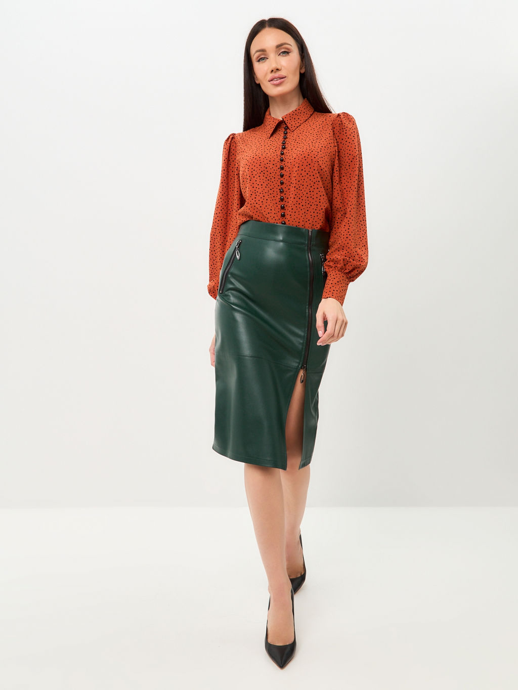 Стильная женская рубашка классического кроя с элементами романтики, горох крупный черный на терракотовом - Tantino фото 7