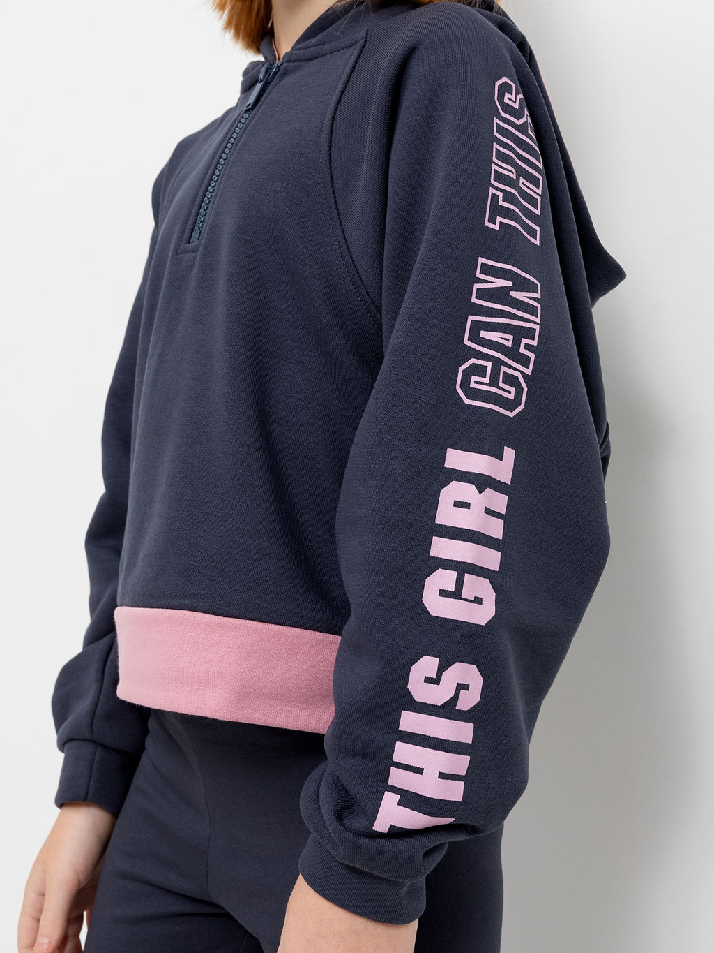 Худи графитового цвета с розовыми принтами на рукавах для девочек - Mark formelle фото 4