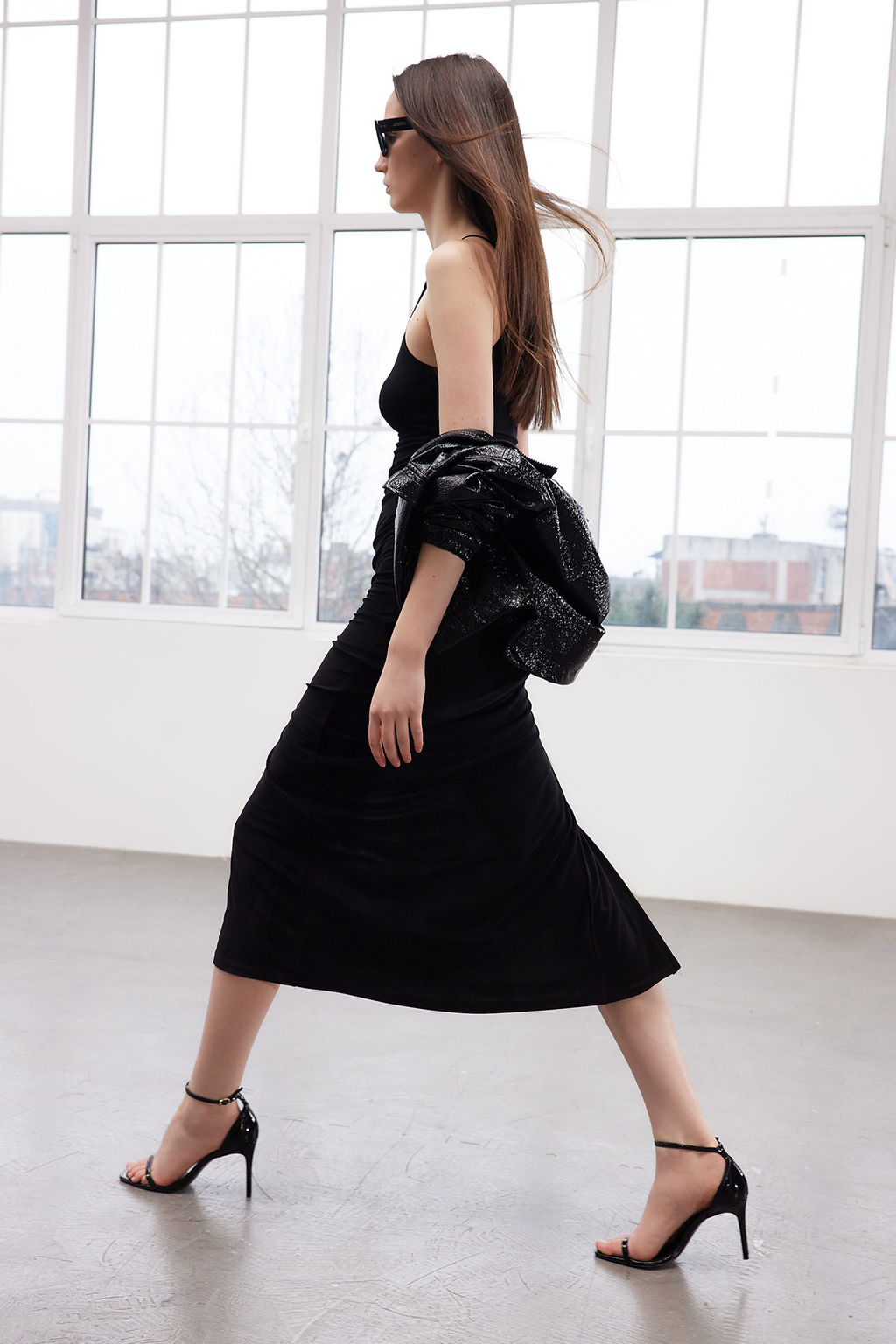 TRENDYOLMILLA Zumrut Yesili Limited Edition Halter Yaka Drapeli Vucuda Oturan Esnek Kalem Elbise TWOSS24EL00557  фото 8