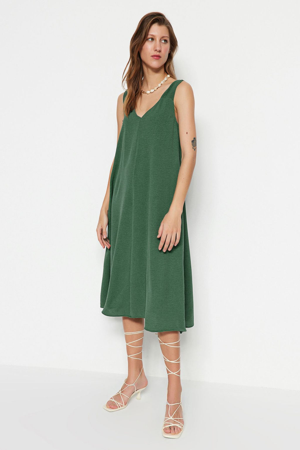 TRENDYOLMILLA Yesil Rahat Kesim V Yaka Midi Dokuma Elbise TWOSS23EL00882 фото 2