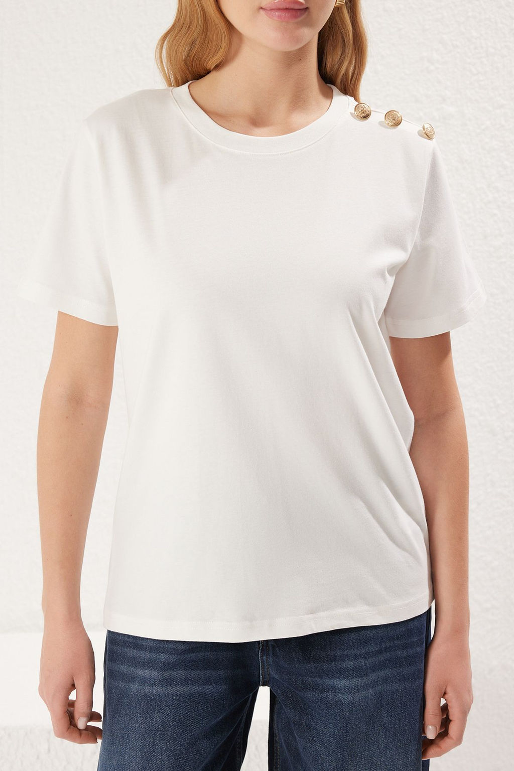 Ekru %100 Pamuk Gold Dugme Detayl? Regular/Normal Kesim Orme T-Shirt TWOSS25TS00039