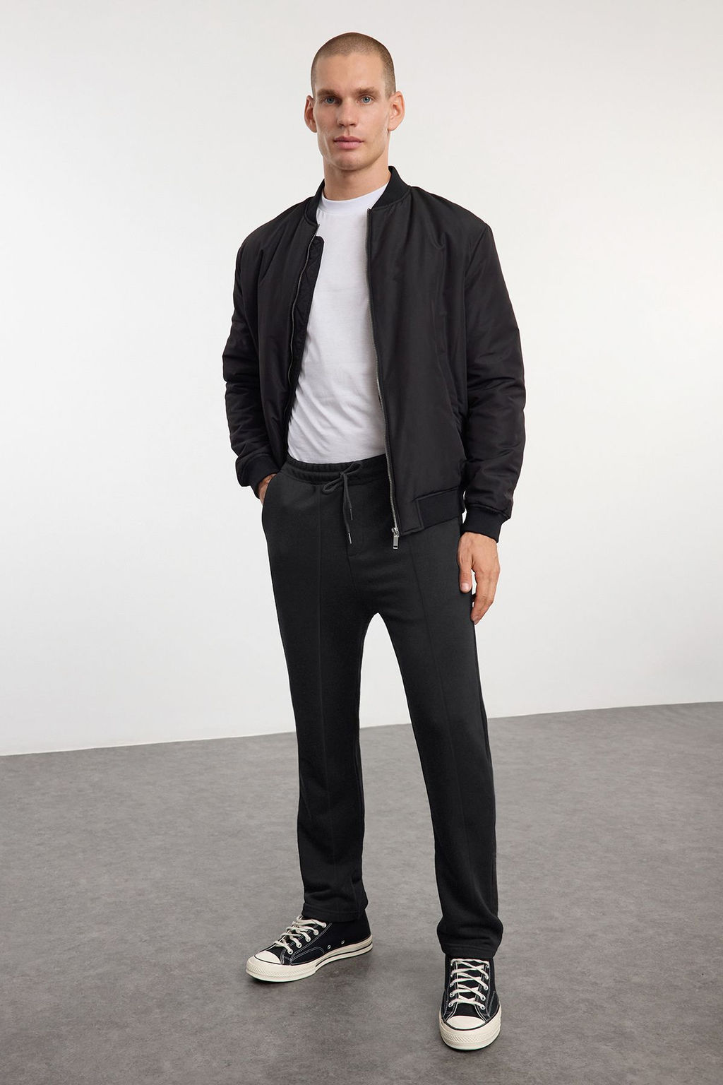 TRENDYOL MAN Siyah Straight Kesim Etiket ve Dikis Detayl? Kal?n Esofman Alt? TMNAW25EA00013