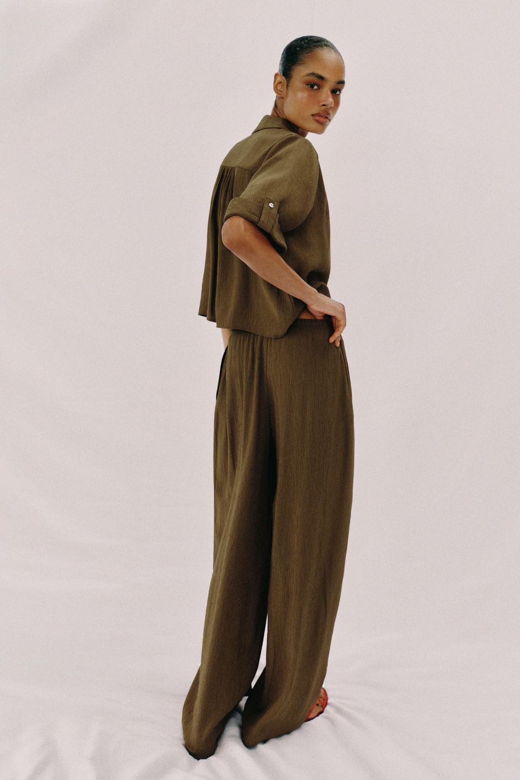 Брюки Zara Pantalon Fluido Recto оливковые