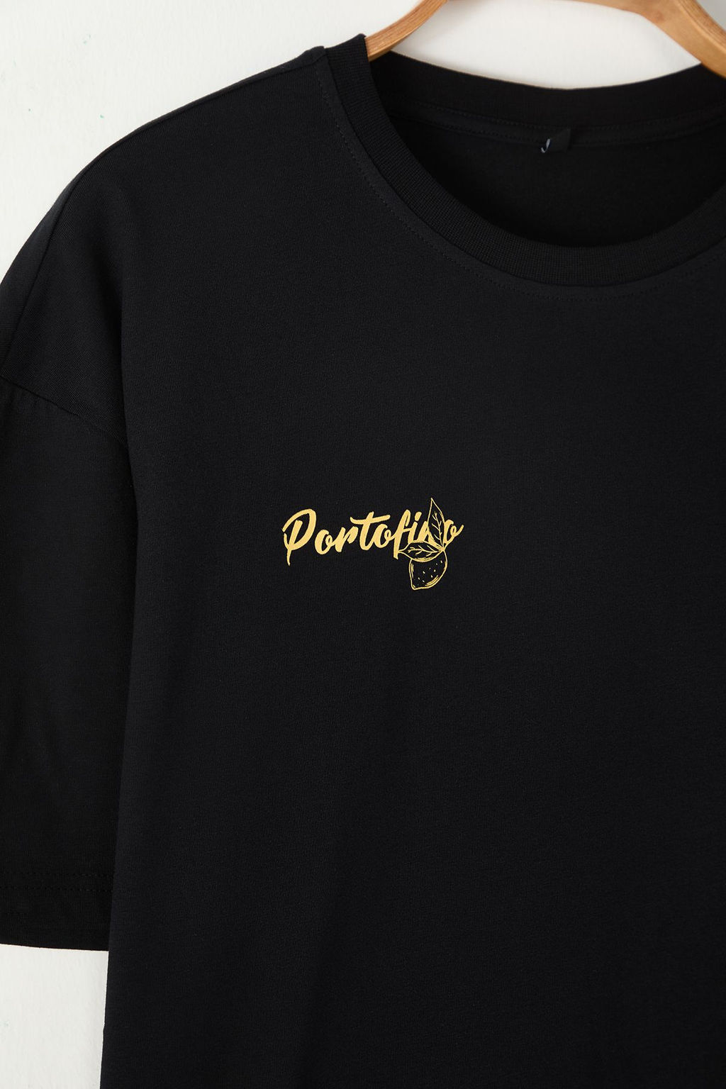 Siyah Oversize/Genis Kesim S?rt Limon Bask?l? %100 Pamuk T-Shirt TMNSS23TS00089