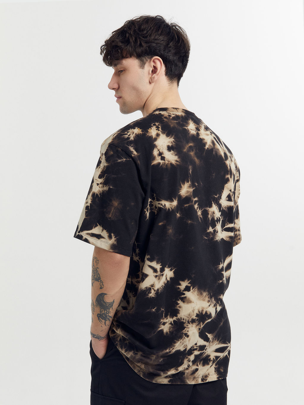 Футболка мужская коричневая в технике фаст-дай