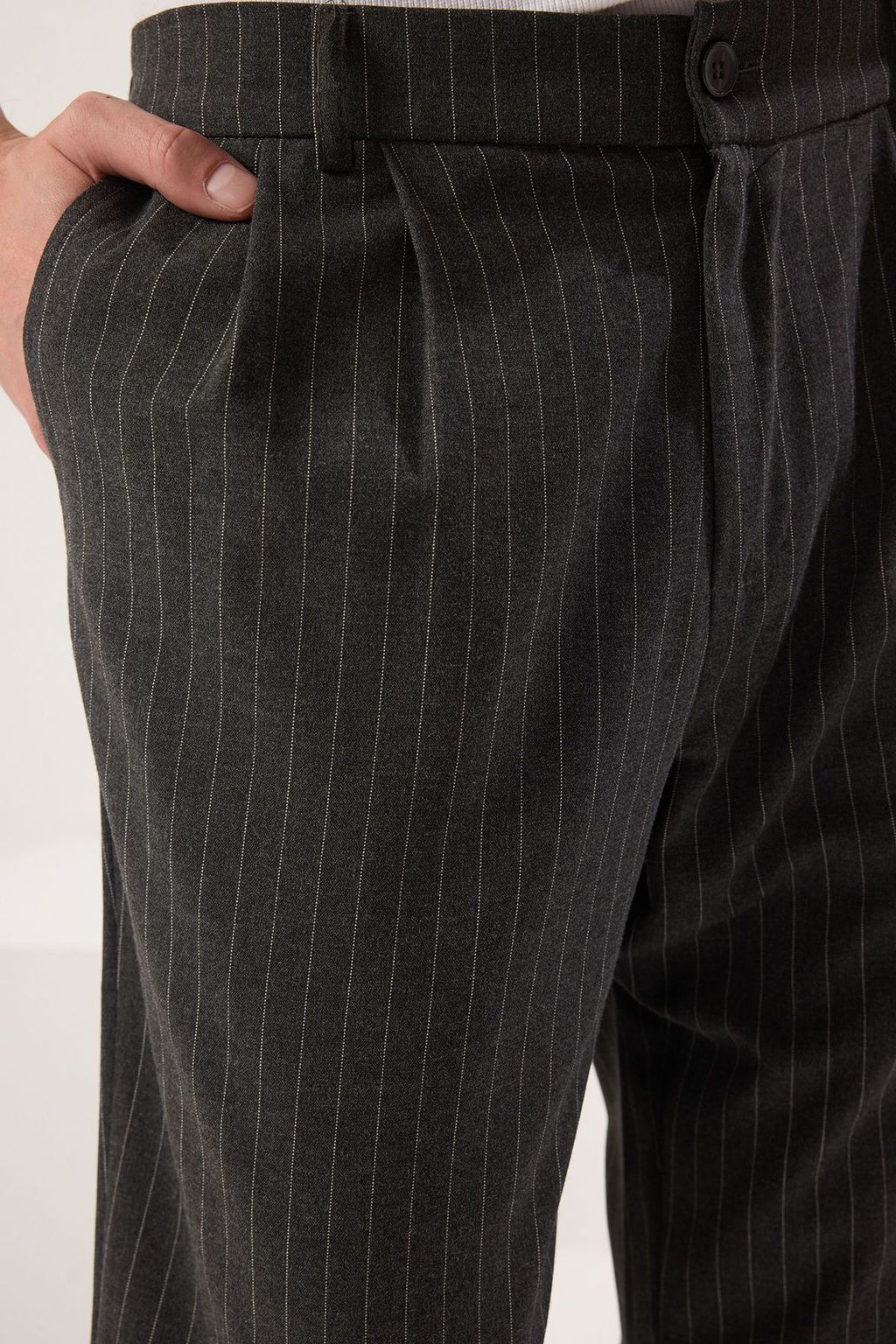 Antrasit Cizgili Pileli Klasik Baggy Fit Kumas Pantolon TMNSS24PL00024