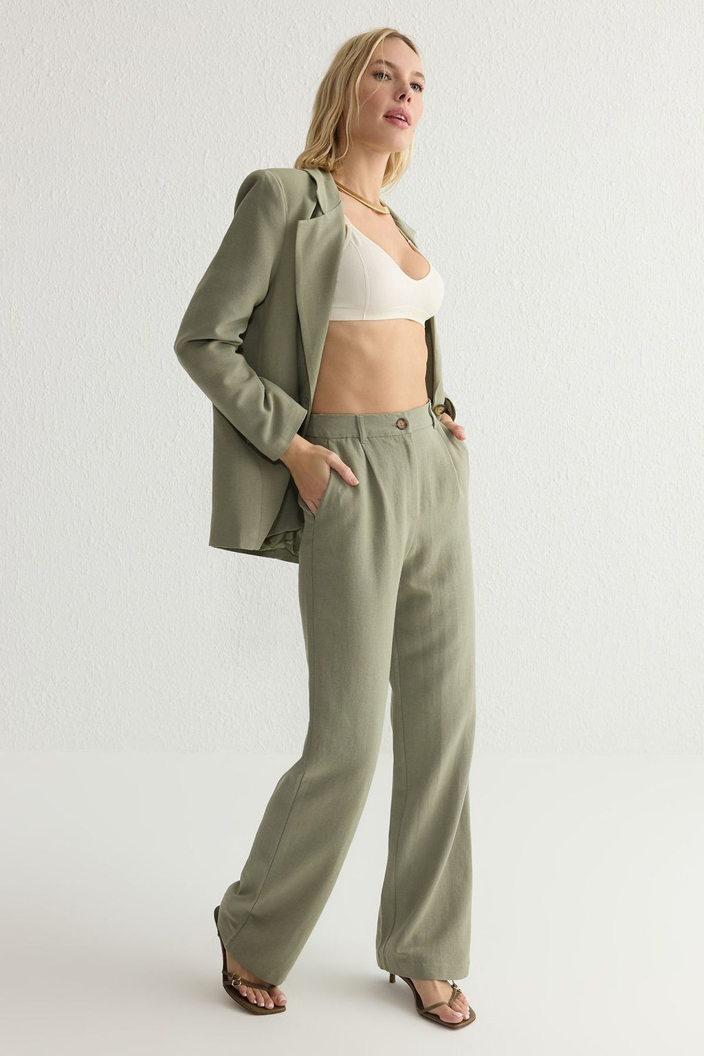 TRENDYOLMILLA Haki Keten Gorunumlu Wide Leg/Genis Paca Dokuma Pantolon TWOSS25PL00018