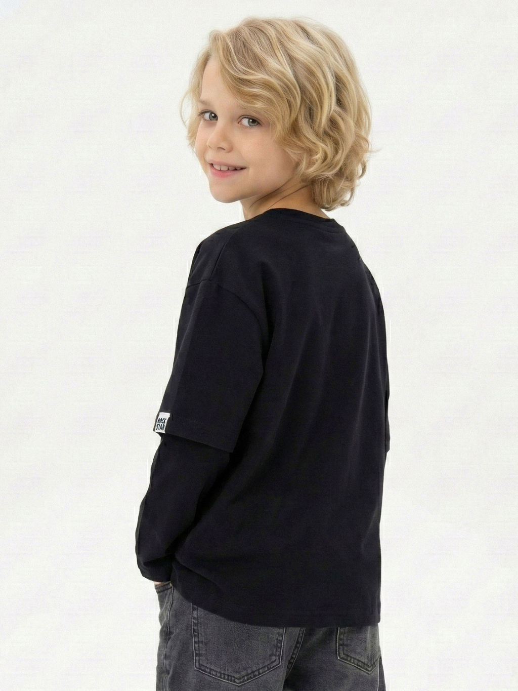 Лонгслив с принтом для мальчика с подзорным рукавом 22-7680 черный