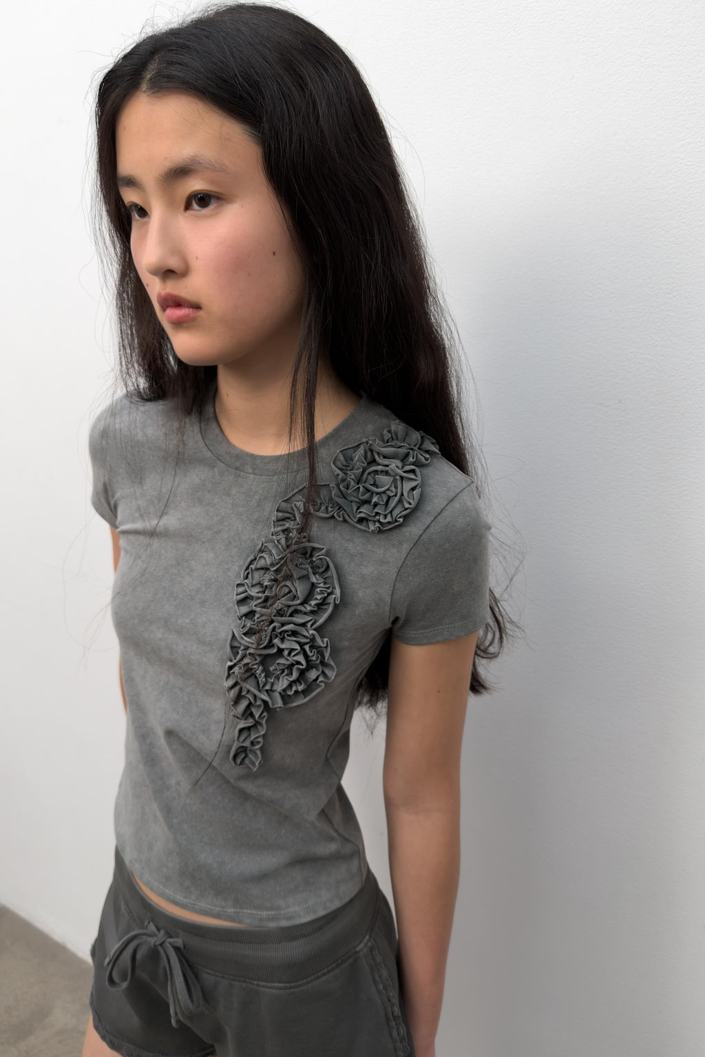 CAMISETA LAVADA FLOR RELIEVE / Gris - Zara фото 2