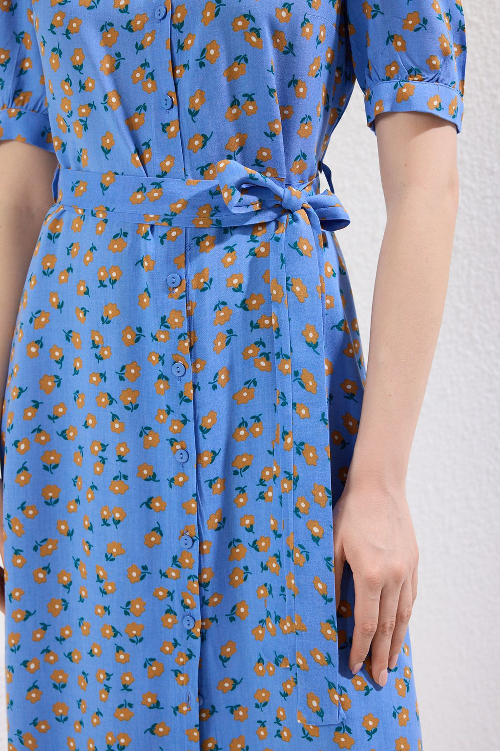 Mavi Cicek Desenli Kusakl? Midi Dokuma Viskon Gomlek Elbise TWOSS20EL1559