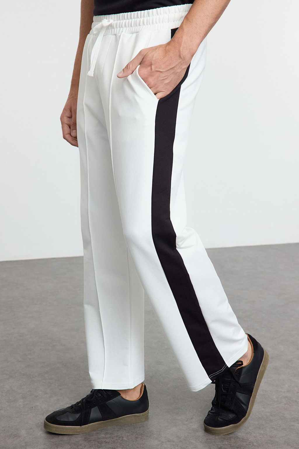 TRENDYOL MAN Siyah Oversize/Genis Kesim Ac?k Paca Renk Bloklu Esofman Alt? TMNAW25EA00006 - Trendyolmilla фото 10