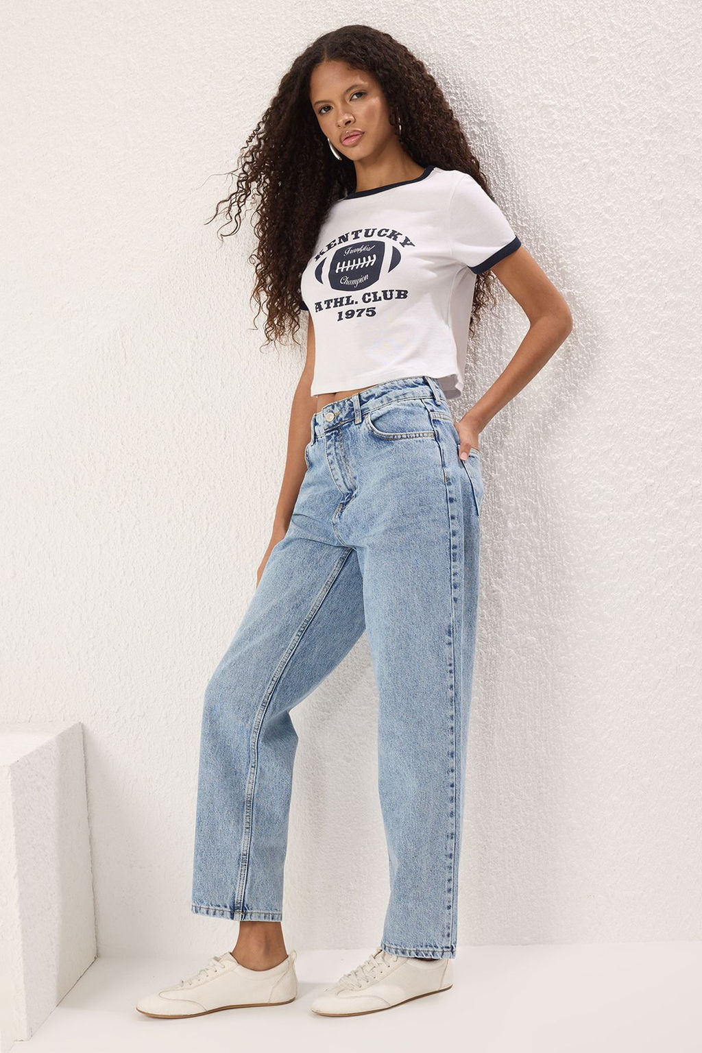 Mavi Yuksek Bel Boru Paca Relaxed Mom Jeans TWOSS25JE00210 - Trendyolmilla фото 2