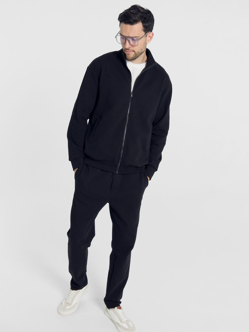 Толстовка мужская в черном цвете