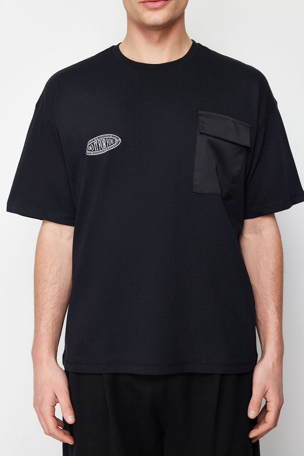 Buyuk Beden Siyah Oversize Cep Detayl? Bask?l? %100 Pamuklu T-Shirt TMNSS24BF00026 - Trendyolmilla фото 6