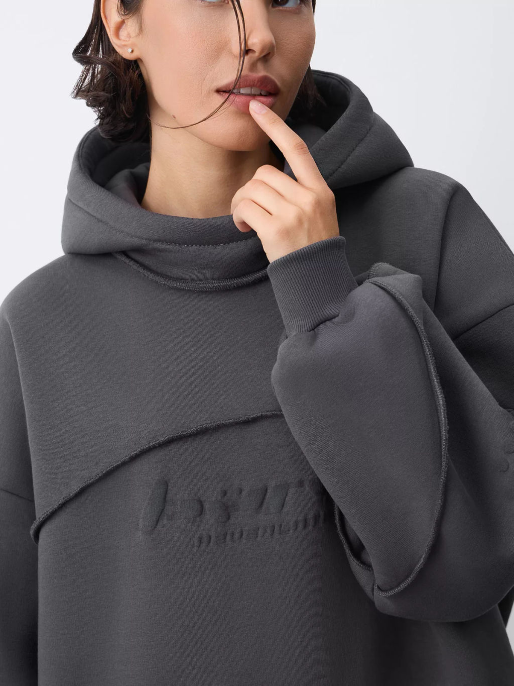 Утепленное худи с фигурными рельефами