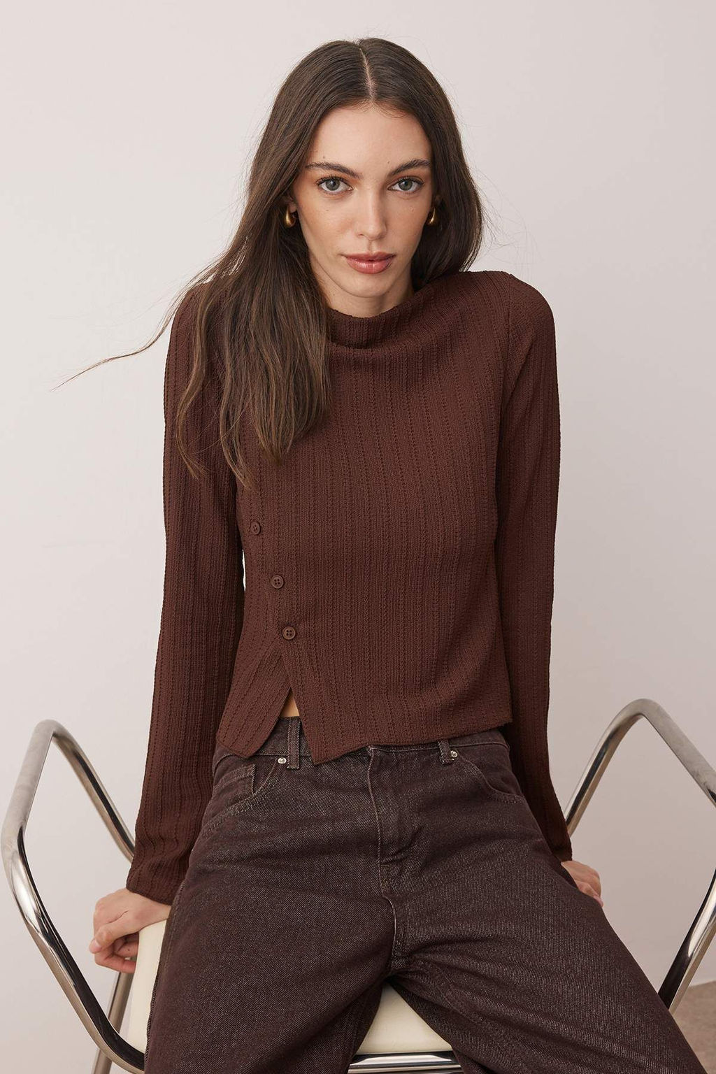 Kahverengi Dugme Detayl? Asimetrik Vucuda Oturan Esnek Orme Bluz TWOAW26BZ00040