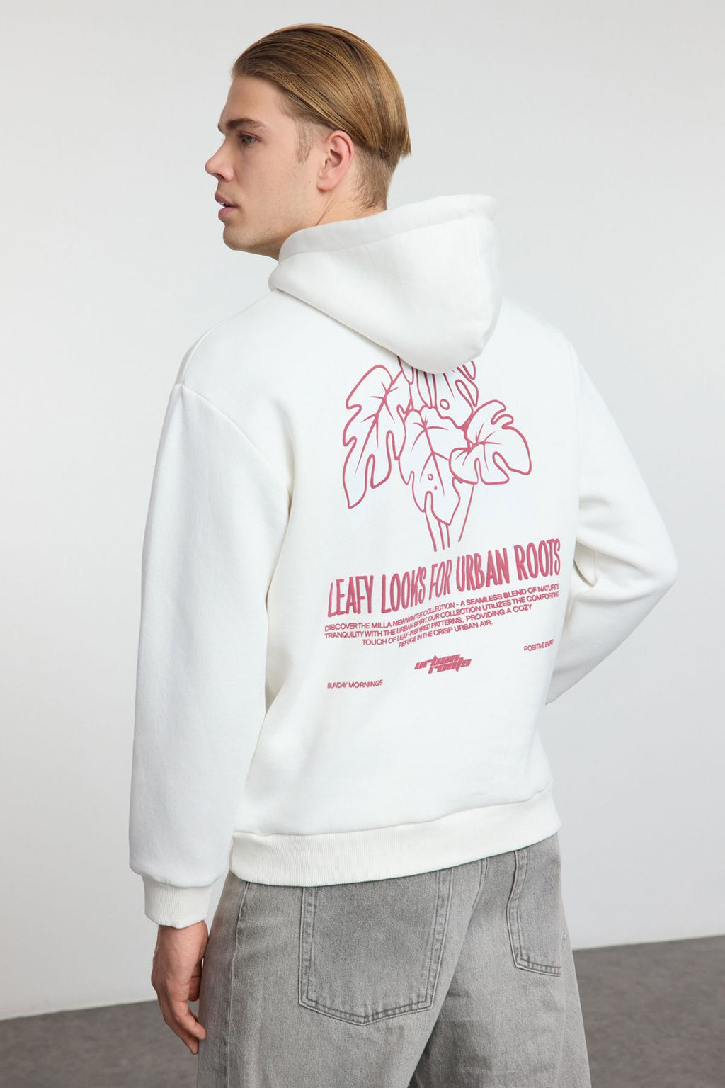 TRENDYOL MAN Ekru Oversize/Genis Kesim Kabartma Bask? ve S?rt Nak?s Detayl? Ici Polar Sweatshirt TMNAW25SW00072