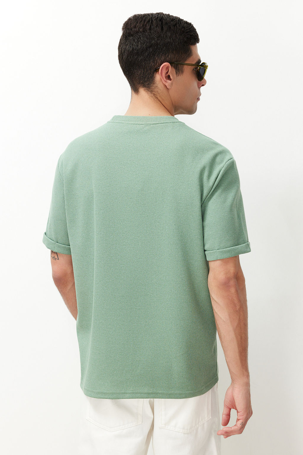 TRENDYOL MAN Siyah Oversize/Genis Kesim K?sa Kol Cepli Etiket Detayl? T-Shirt TMNSS23TS00077 - Trendyolmilla фото 2