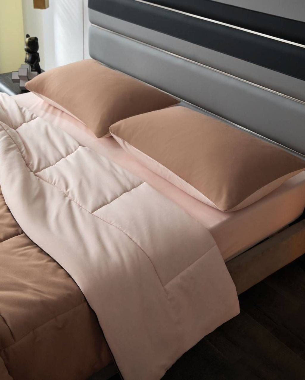 Одеяло Mency средней плотности однотонное с простыней на резинке и наволочками ODMENOR08