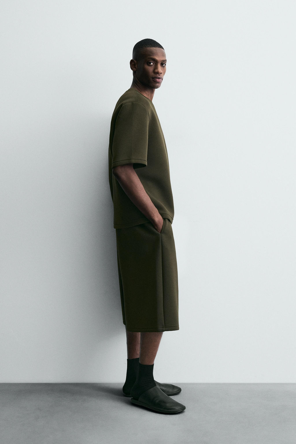 STUDDED NEOPRENE-EFFECT SWEATSHIRT - Zara фото 13