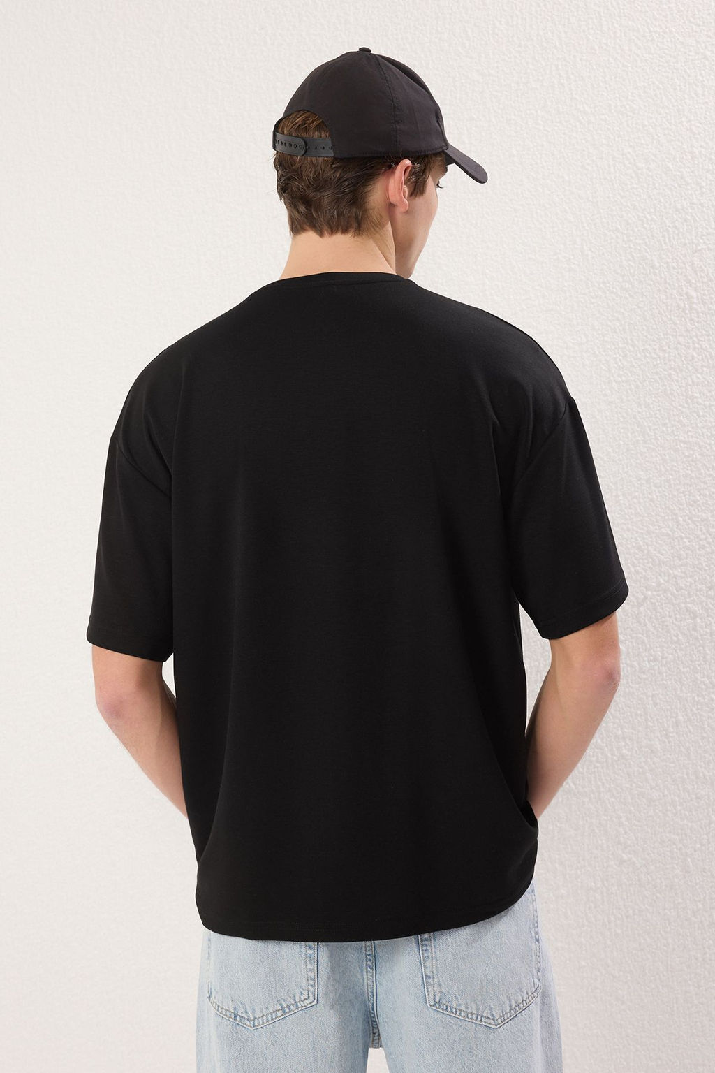 TRENDYOL MAN Siyah Oversize/Genis Kesim Metal Etiket Detayl? Yumusak Doku Interlok Kumas T-Shirt TMNSS25TS00105 - Trendyolmilla фото 16