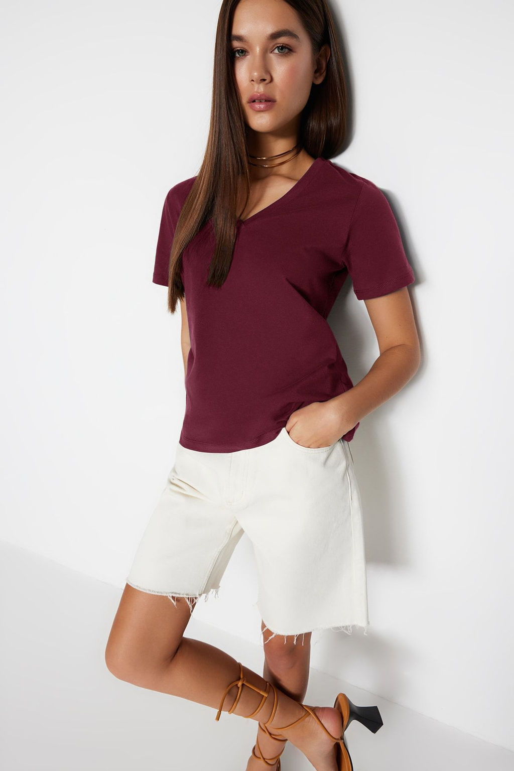 TRENDYOLMILLA Beyaz %100 Pamuk Basic V Yaka Orme T-Shirt TWOSS23TS00001  фото 13