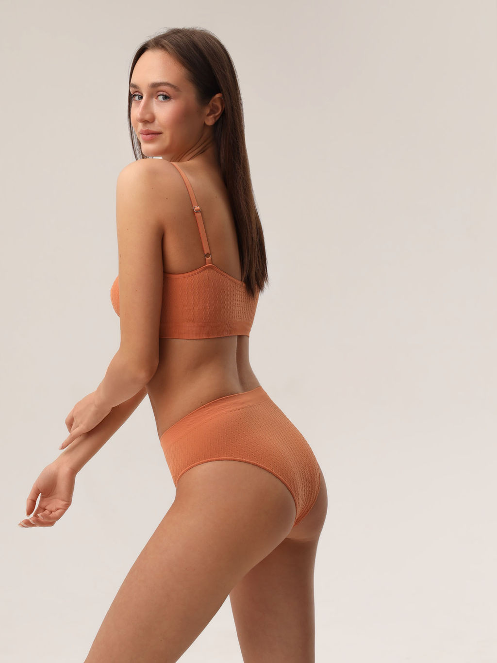 Топ женский на тонких бретелях с плетением цепочка HOME COLLECTION - Rossoporpora фото 46