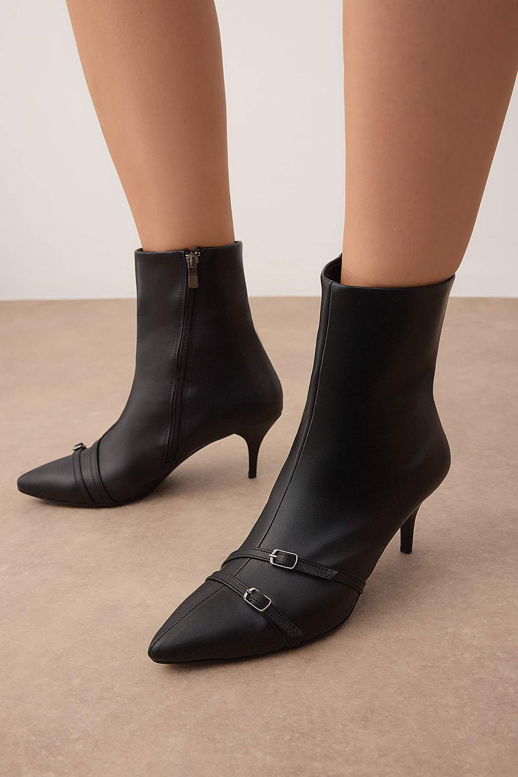 Siyah Bant Detayl? Sivri Burun Ince Topuklu Kad?n Yar?m Bot
TAKAW26BO00064