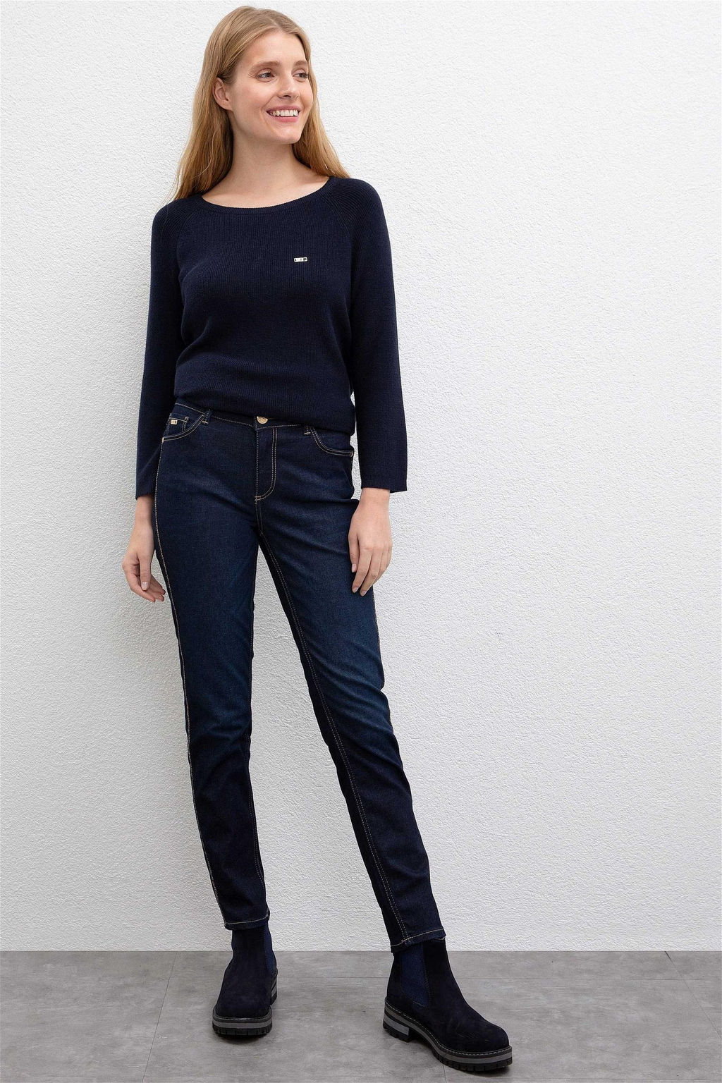 Женские темно-синие джинсовые брюки