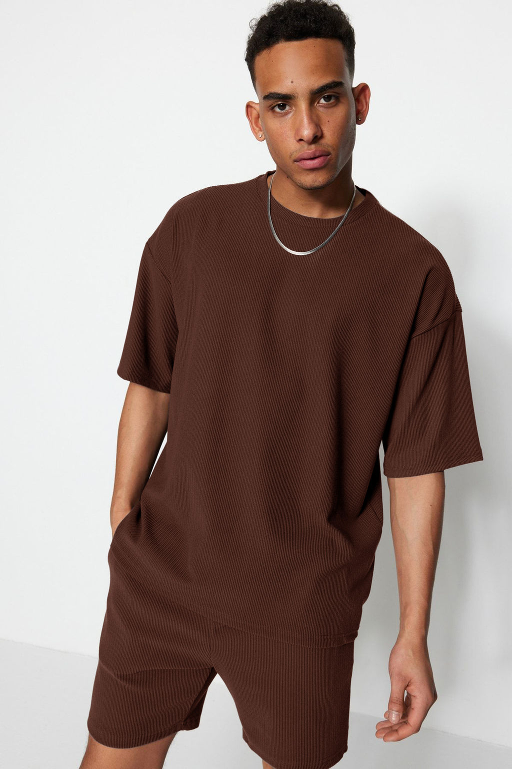 TRENDYOL MAN Kahverengi Premium Oversize Bisiklet Yaka K?sa Kol Dokulu K?r?smaz Ottoman T-Shirt TMNSS23TS00081 - Trendyolmilla фото 38