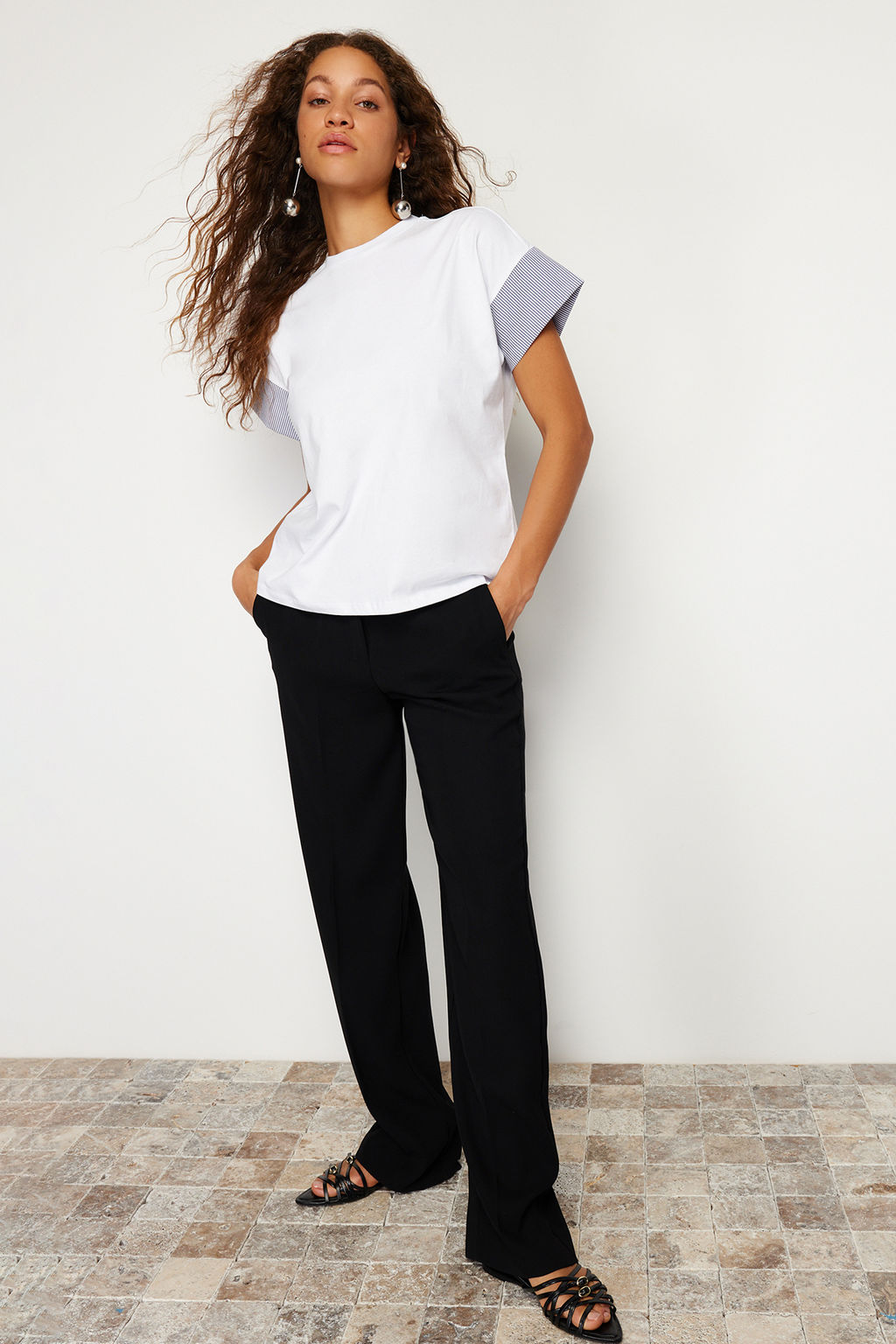 Beyaz Kal?n Pamuklu Relaxed/Rahat Kesim Poplin Kol Detayl? Orme T-Shirt TWOSS24TS00007