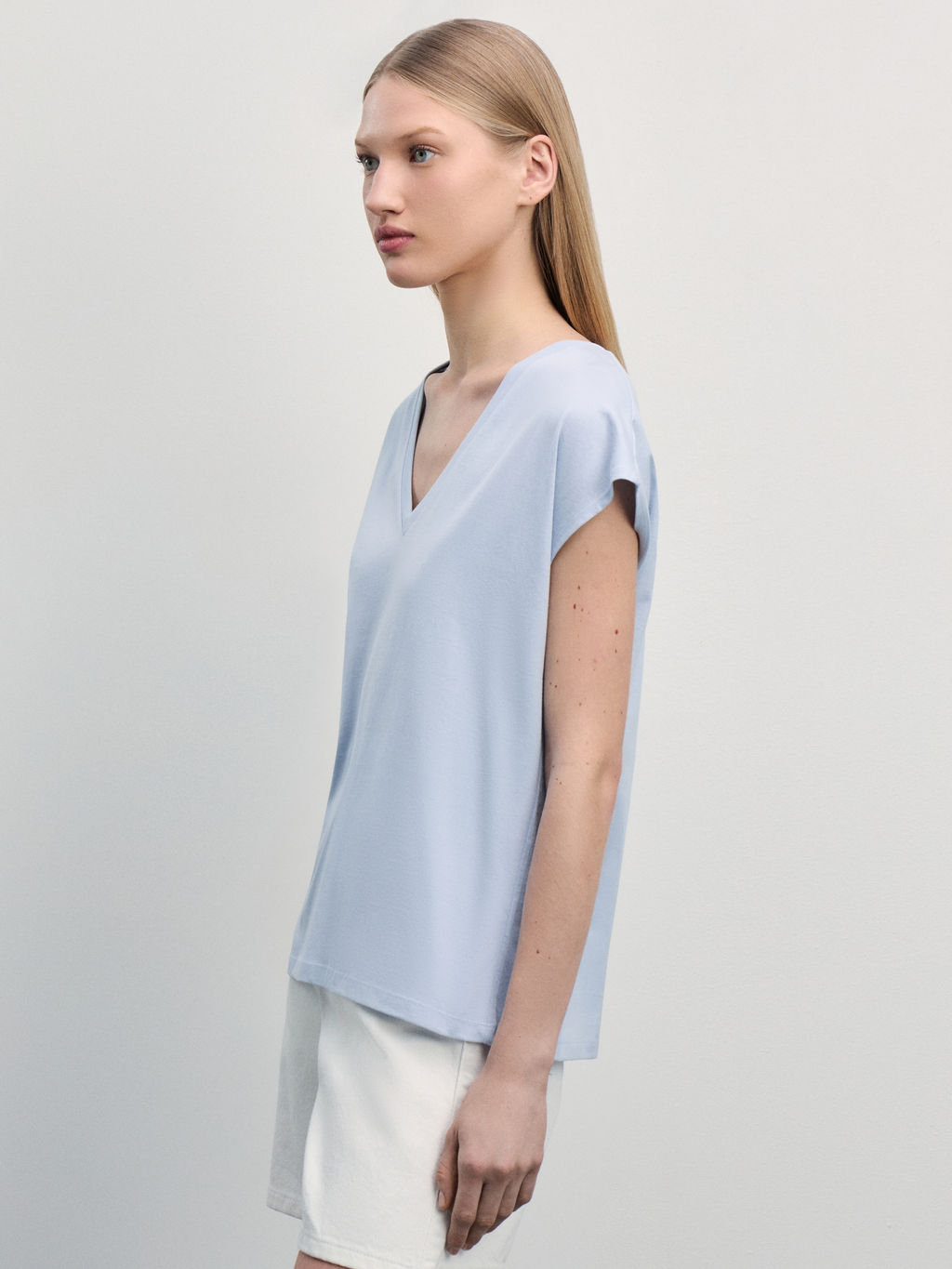 Базовая футболка со спущенным плечом / Zarina  фото 4