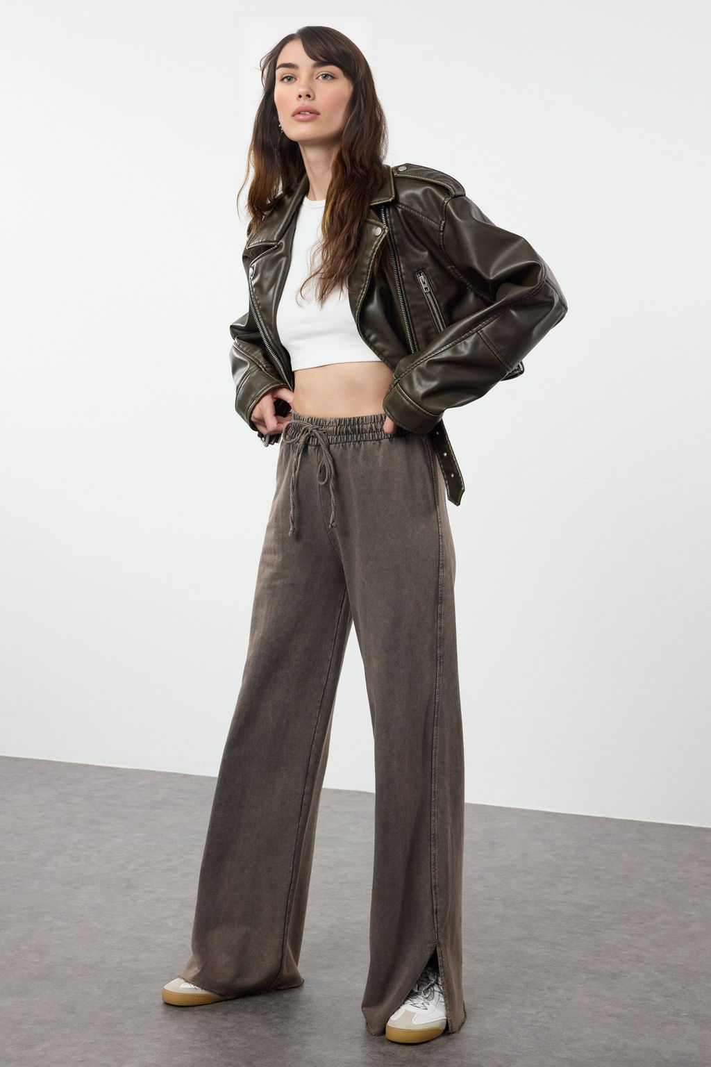 Koyu Kahverengi Soluk Efektli Wide Leg/Genis Paca Ince Orme Esofman Alt? Pantolon TWOAW22EA0426